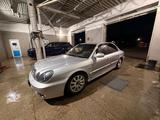 Hyundai Sonata 2003 года за 1 700 000 тг. в Актобе – фото 2