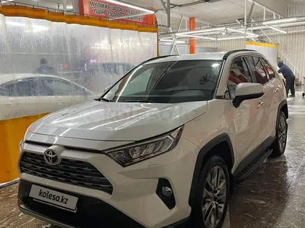 Toyota RAV4 2020 года за 16 000 000 тг. в Астана – фото 2