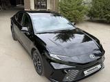 Toyota Camry 2024 года за 22 750 000 тг. в Костанай – фото 2