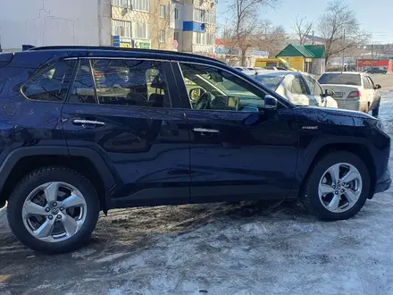 Toyota RAV4 2020 года за 16 500 000 тг. в Уральск – фото 2