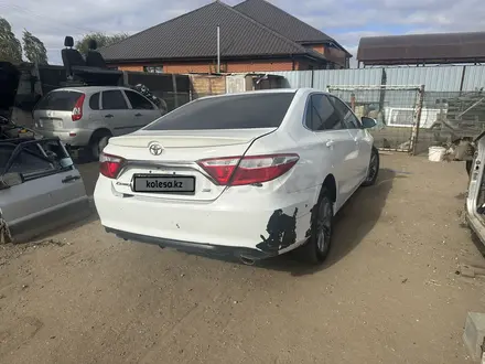 Toyota Camry 2015 года за 4 000 000 тг. в Актобе – фото 3