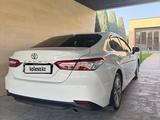 Toyota Camry 2020 года за 13 700 000 тг. в Шымкент – фото 2