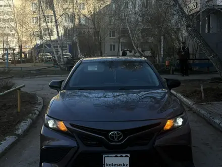Toyota Camry 2021 года за 15 000 000 тг. в Костанай – фото 2