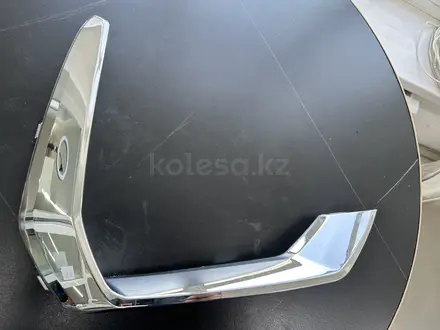 Geely Monjaro правая накладка противотуманной фары хром за 5 000 тг. в Астана