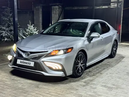 Toyota Camry 2022 года за 12 200 000 тг. в Алматы