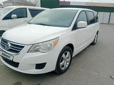 Volkswagen Routan, 2011