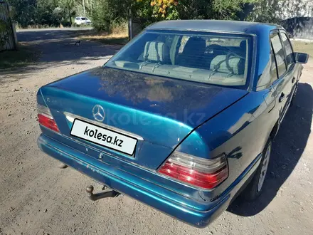 Mercedes-Benz E 200 1994 года за 800 000 тг. в Караганда – фото 4