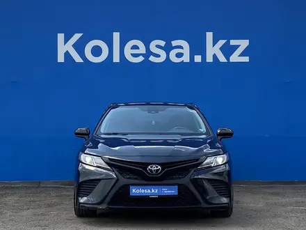 Toyota Camry 2019 года за 13 510 000 тг. в Алматы – фото 2