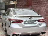 Toyota Camry 2021 года за 19 200 000 тг. в Алматы – фото 2