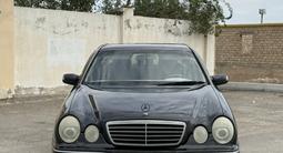 Mercedes-Benz E 200 2000 года за 2 900 000 тг. в Актау – фото 2