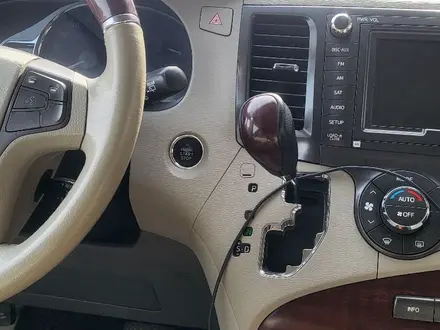 Toyota Sienna 2013 года за 8 800 000 тг. в Атырау – фото 24