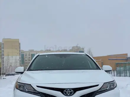 Toyota Camry 2020 года за 12 850 000 тг. в Уральск – фото 2
