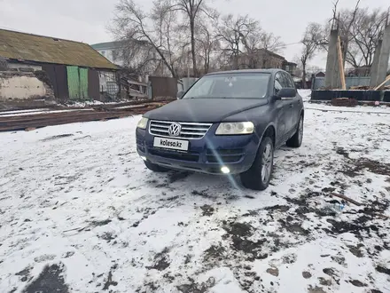 Volkswagen Touareg 2003 года за 1 500 000 тг. в Атырау – фото 2