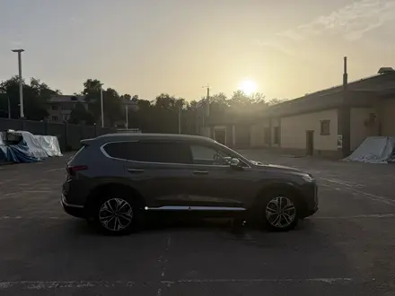 Hyundai Santa Fe 2020 года за 13 000 000 тг. в Алматы – фото 3