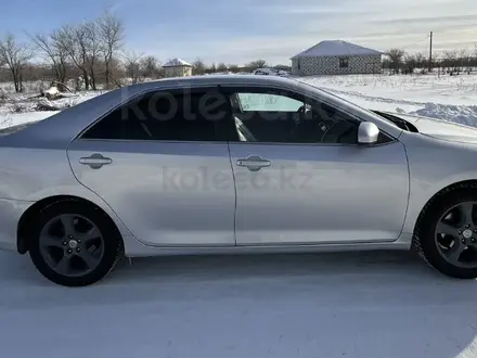 Toyota Camry 2014 года за 8 000 000 тг. в Актобе – фото 4