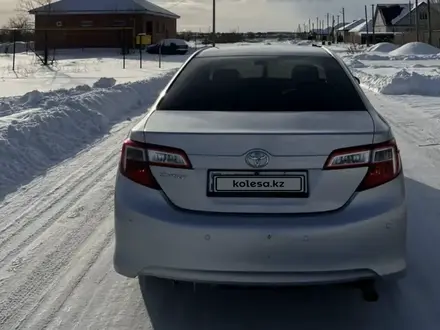 Toyota Camry 2014 года за 8 000 000 тг. в Актобе – фото 3