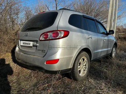 Hyundai Santa Fe 2011 года за 7 200 000 тг. в Уральск – фото 2