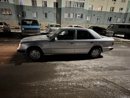 Mercedes-Benz E 220 1993 года за 1 400 000 тг. в Астана