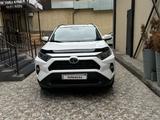 Toyota RAV4 2021 года за 21 000 000 тг. в Шымкент