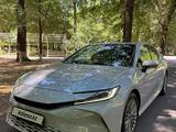 Toyota Camry 2024 года за 15 990 000 тг. в Тараз – фото 2