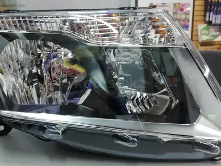 Nissan Terrano D10 2014 — фара передняя оригинал (новая) за 160 000 тг. в Алматы