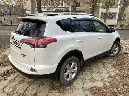 Toyota RAV4 2017 года за 11 300 000 тг. в Уральск – фото 3