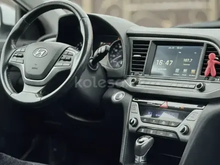 Hyundai Elantra 2017 года за 5 599 000 тг. в Уральск – фото 18