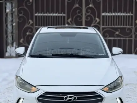 Hyundai Elantra 2017 года за 5 599 000 тг. в Уральск – фото 2