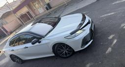 Toyota Camry 2021 года за 15 900 000 тг. в Алматы – фото 3