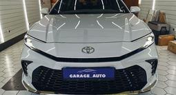 Toyota Camry Luxe 2025 года за 20 900 000 тг. в Алматы