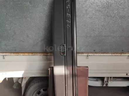 Шторка багажника с сеткой е70 за 45 000 тг. в Алматы – фото 2