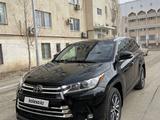 Toyota Highlander 2019 года за 19 500 000 тг. в Атырау