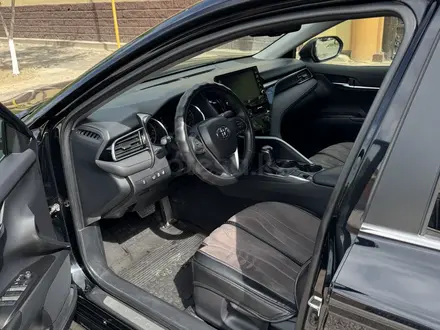 Toyota Camry 2023 года за 14 200 000 тг. в Кызылорда – фото 2