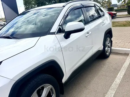 Toyota RAV4 2021 года за 13 600 000 тг. в Астана – фото 2