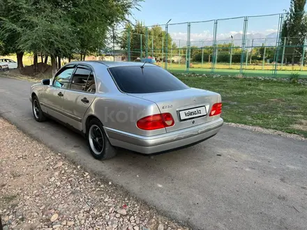 Mercedes-Benz E 230 1997 года за 2 650 000 тг. в Мерке – фото 3