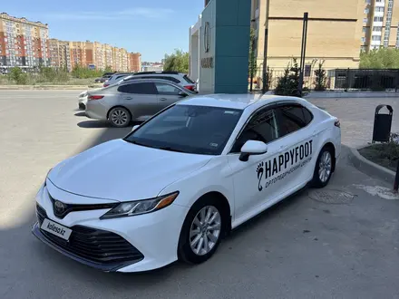 Toyota Camry 2018 года за 8 500 000 тг. в Актобе – фото 2