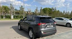 Toyota RAV4 2021 года за 14 700 000 тг. в Астана – фото 3