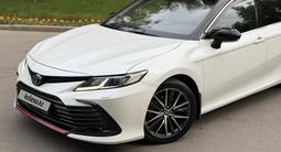 Toyota Camry 2021 года за 13 900 000 тг. в Алматы – фото 2