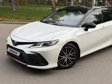 Toyota Camry 2021 года за 13 900 000 тг. в Алматы – фото 2