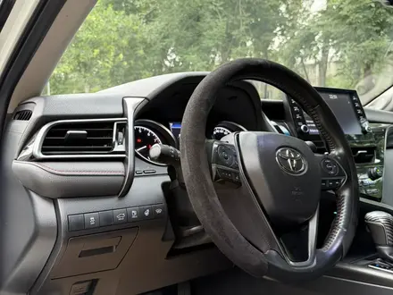 Toyota Camry 2021 года за 13 900 000 тг. в Алматы – фото 25