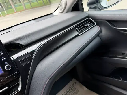 Toyota Camry 2021 года за 13 900 000 тг. в Алматы – фото 28