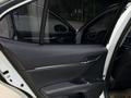Toyota Camry 2021 года за 13 900 000 тг. в Алматы – фото 36
