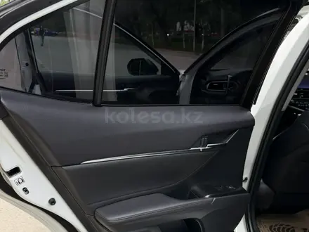 Toyota Camry 2021 года за 13 900 000 тг. в Алматы – фото 36