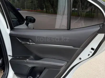 Toyota Camry 2021 года за 13 900 000 тг. в Алматы – фото 38
