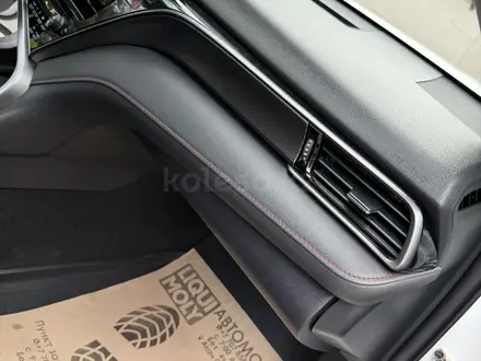 Toyota Camry 2021 года за 13 900 000 тг. в Алматы – фото 44
