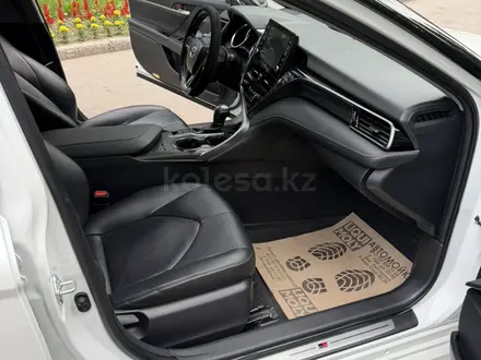 Toyota Camry 2021 года за 13 900 000 тг. в Алматы – фото 43