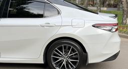 Toyota Camry 2021 года за 13 900 000 тг. в Алматы – фото 5