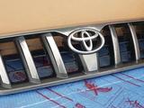 Решетка радиатора на Toyota Land Cruiser Prado за 20 000 тг. в Алматы – фото 2