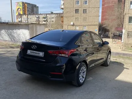 Hyundai Solaris 2017 года за 4 300 000 тг. в Жезказган – фото 3