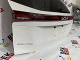 Крышка багажника KIA SELTOS 2019-2025 ORIGINAL (белый родной окрас) за 550 000 тг. в Алматы – фото 5